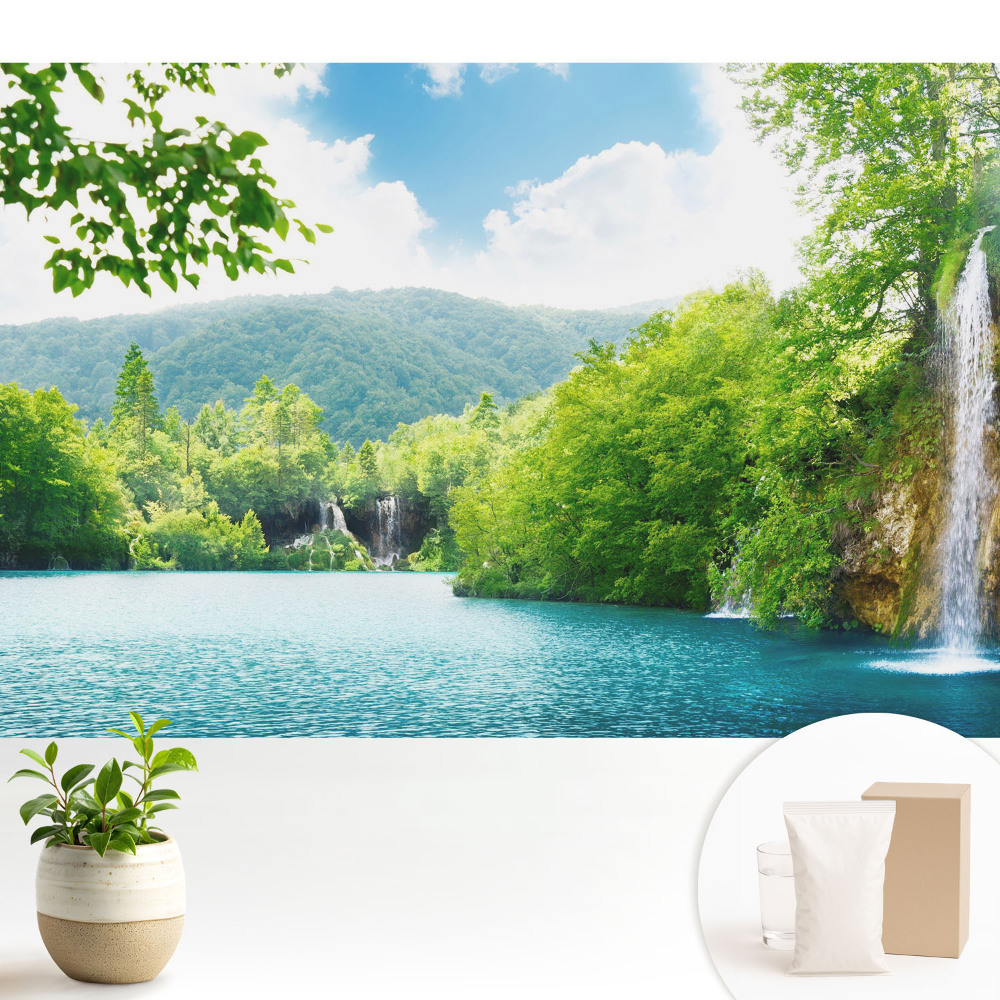 O cascadă printre munții verzi