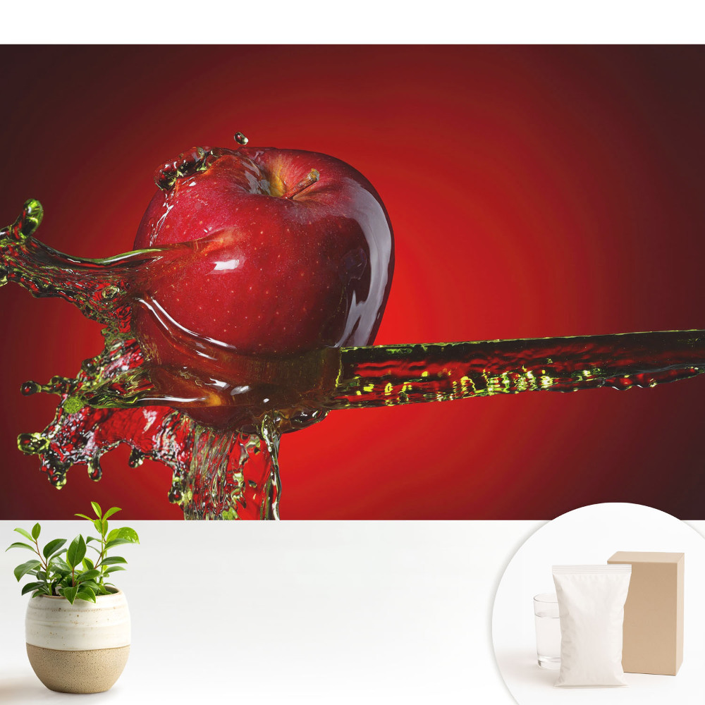Măr roșu dinamic într-o stropire de lichid