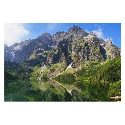 Vârfuri de munte deasupra unui lac