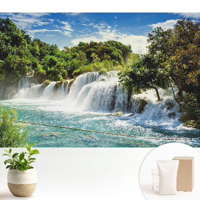 Cascadă în peisajul verde al soarelui