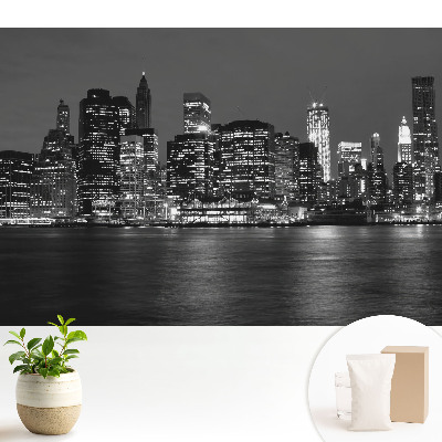 Panoramă a orașului noaptea cu reflexie în apă