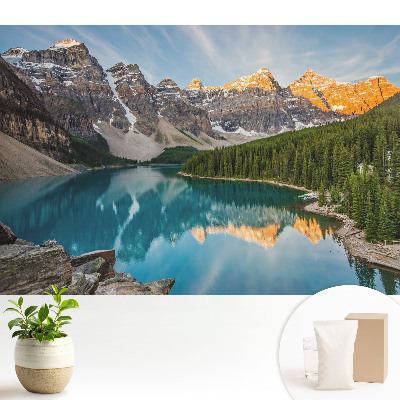 Panoramă montană cu un lac