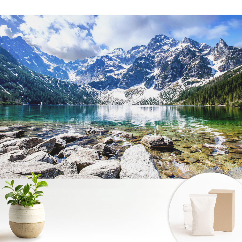 Lacul și vârfurile de munte inspiră prin pacea lor