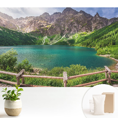 Un lac de munte înconjurat de verdeață