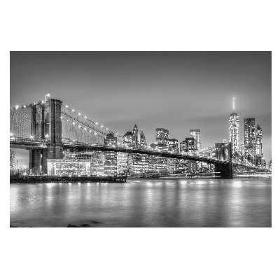 Panoramă nocturnă a metropolei cu poduri și zgârie‑nori