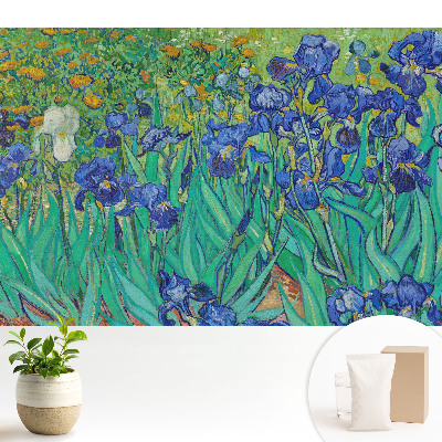 Iriși violet într-o grădină verde