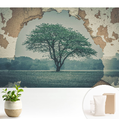 Motiv nostalgic al unui copac pe fundalul unui zid vechi