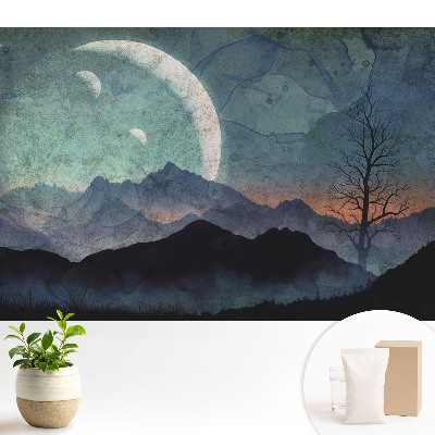 Munți și luni misterioase