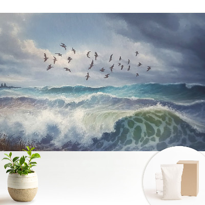 Grup de păsări în zbor deasupra valurilor mării