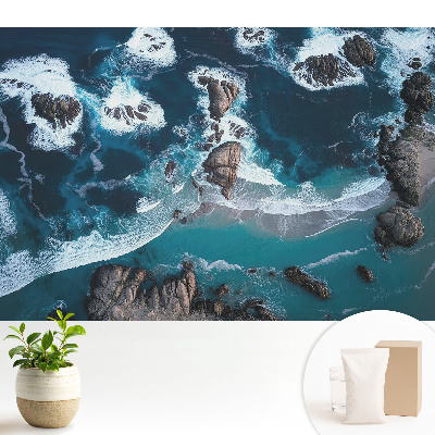 Vedere aeriană a oceanului cu stânci în culori vii