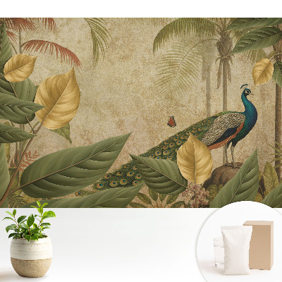 Păun tropical printre verdeață