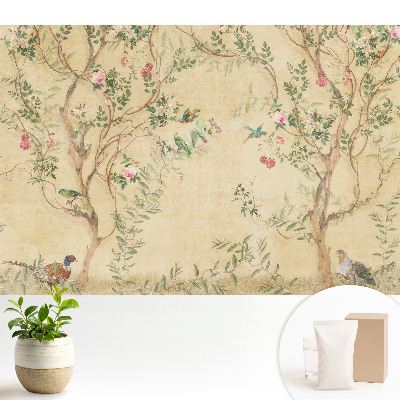 Un copac elegant cu flori și păsări