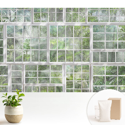 Jungla verde în spatele ferestrelor albe