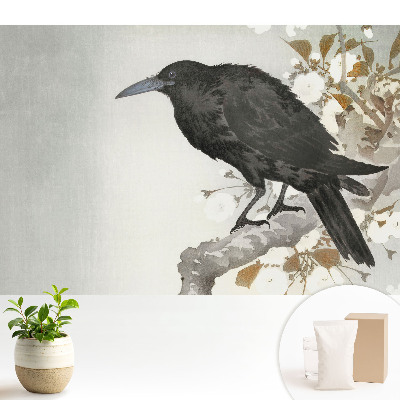 Un corb subtil pe fundalul ramurilor înflorite