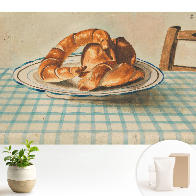 Croissante pe o farfurie la o masă în carouri