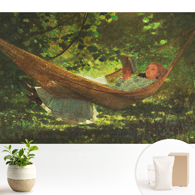 O fată într-un hamac sub copaci