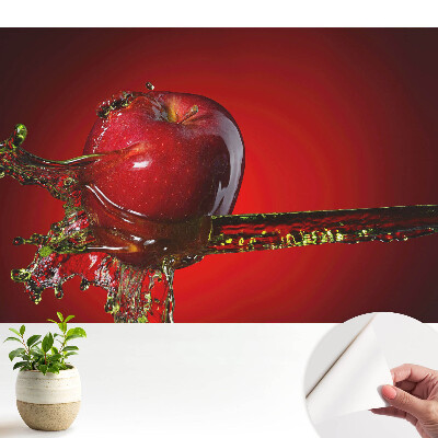 Măr roșu dinamic în stropire de lichid