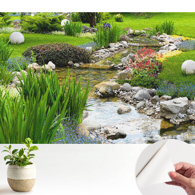 Grădină verde cu un pârâu de piatră