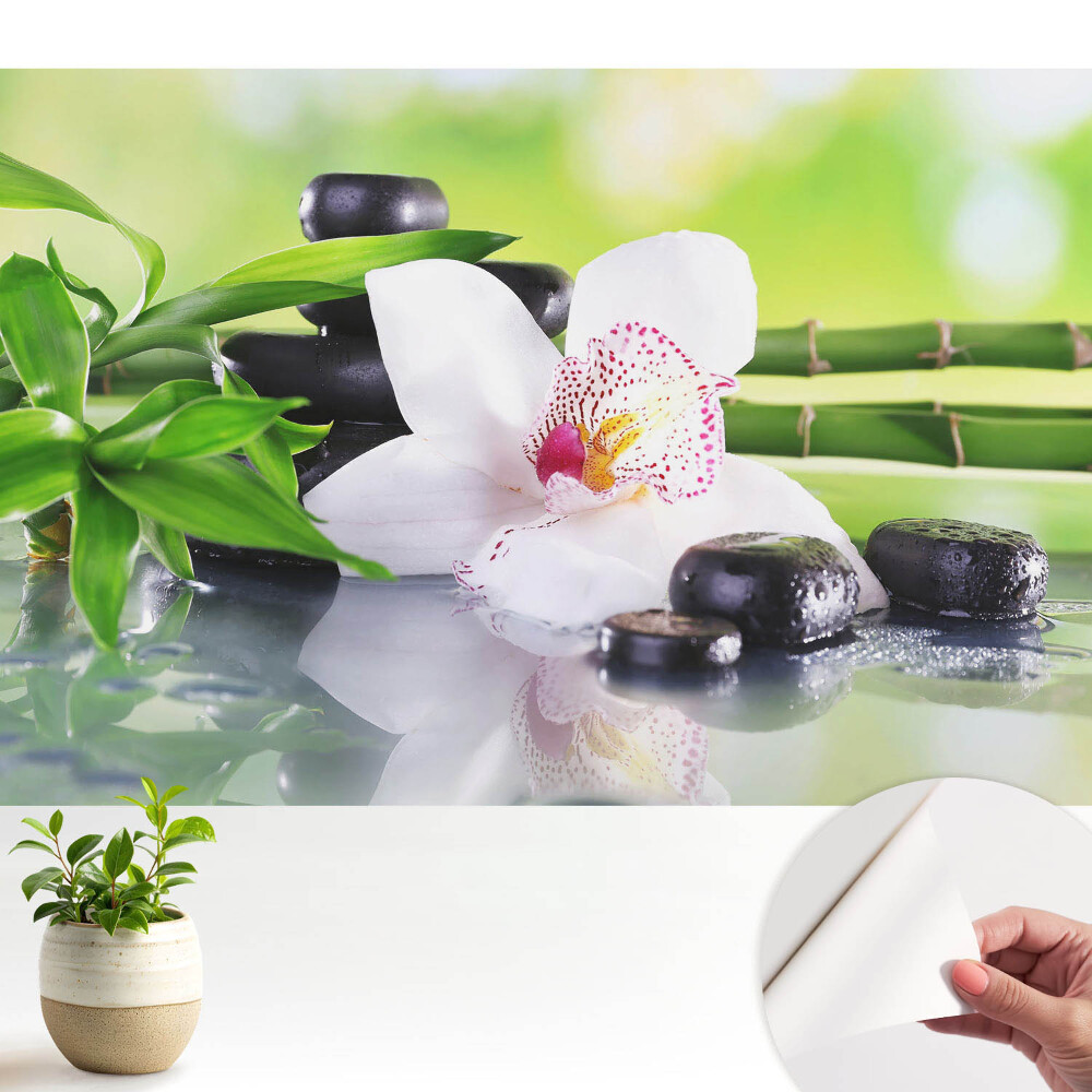 Orhidee și pietre înconjurate de bambus