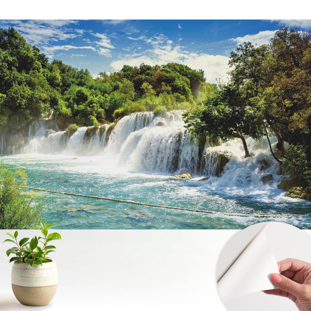 Cascadă în peisajul verde al soarelui