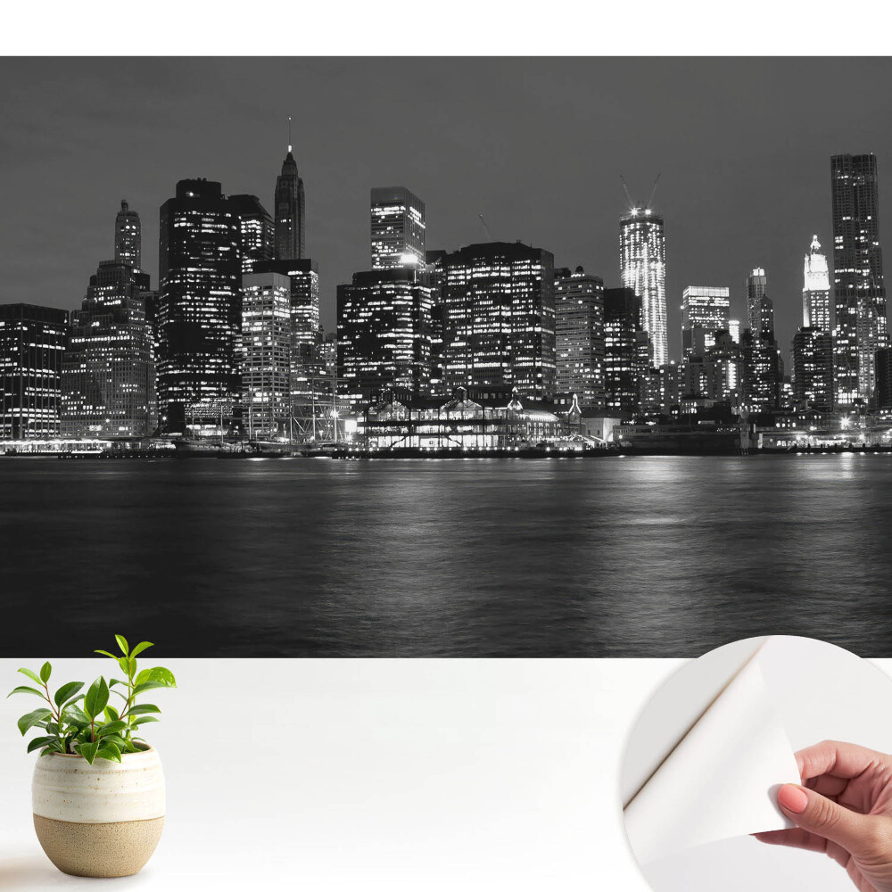 Panoramă a orașului noaptea cu reflexie în apă