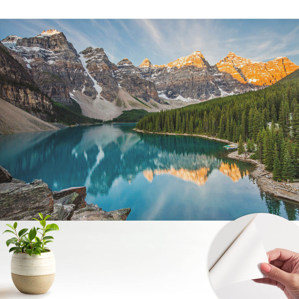 Panoramă montană cu un lac