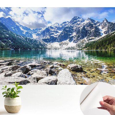 Lacul și vârfurile de munte inspiră prin pacea lor