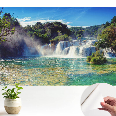 O cascadă uimitoare înconjurată de verdeață