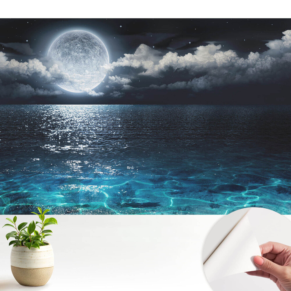 Armonia peisajului lunar dintre apă și cer