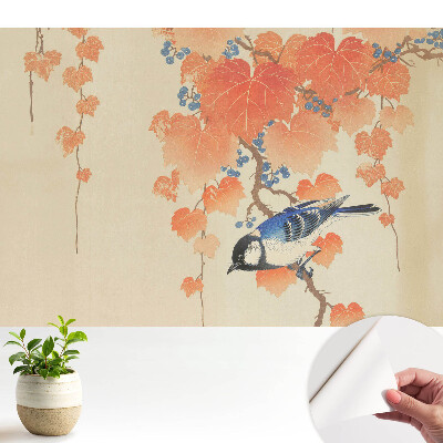 O pasăre pe o creangă de viță cu fructe de pădure