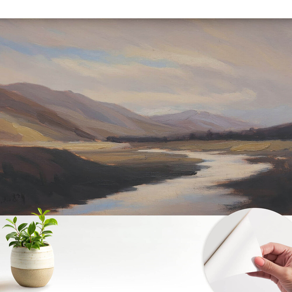 Vale de munte cu un râu și nori