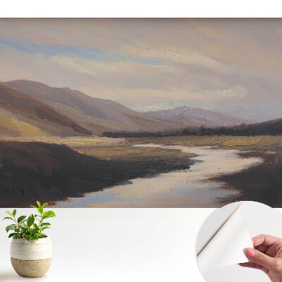 Vale de munte cu un râu și nori