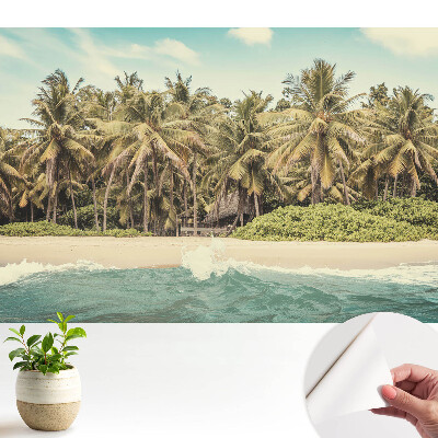 Un paradis tropical plin de palmieri și cer albastru