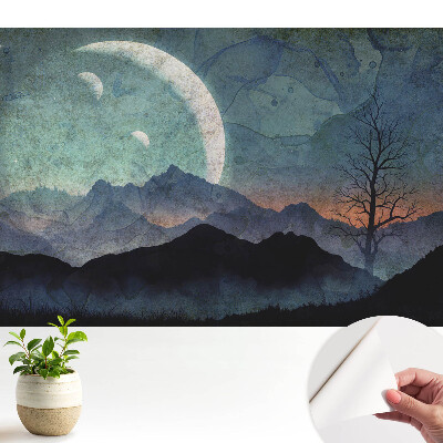 Munți și luni misterioase