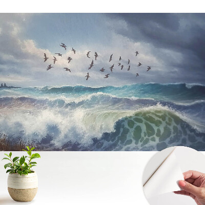 Grup de păsări pe fundalul valurilor mării