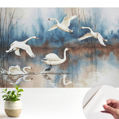 Lebede pe un lac într-o pădure încețoșată