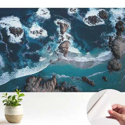 Vedere a oceanului cu roci de sus în culori vii