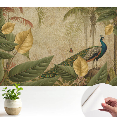 Păun tropical printre verdeață