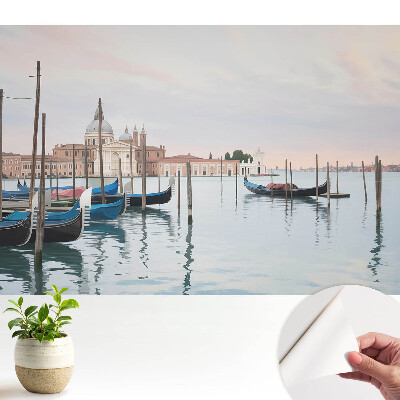 Lagună fermecătoare cu gondole în culori pastelate