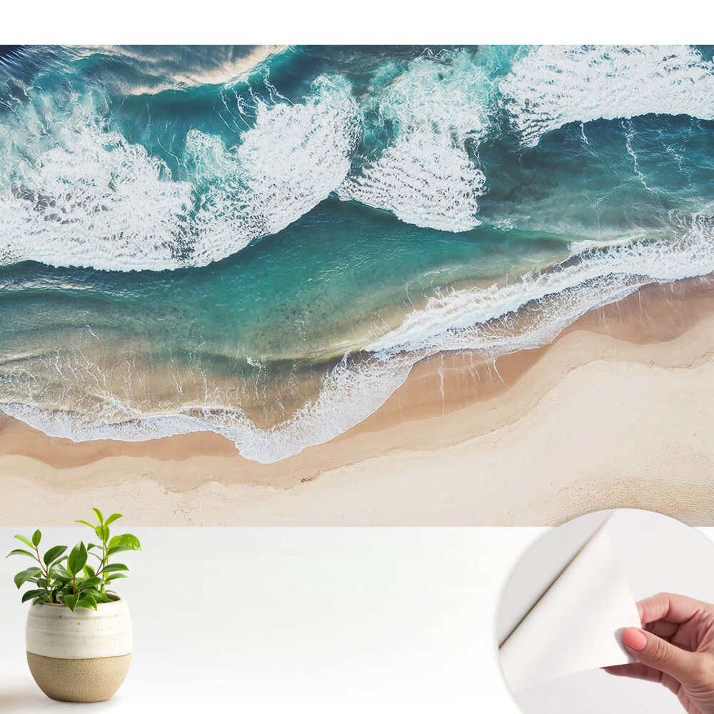 Valurile oceanului și plaja aurie