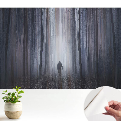 O figură singuratică într-o pădure misterioasă