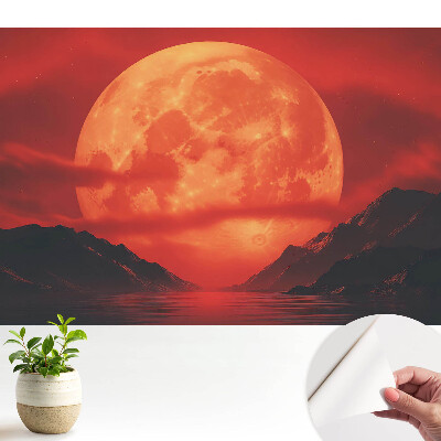 Luna peste munți în culori intense