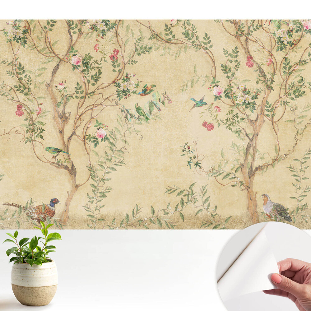 Un copac elegant cu flori și păsări