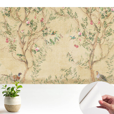 Un copac elegant cu flori și păsări