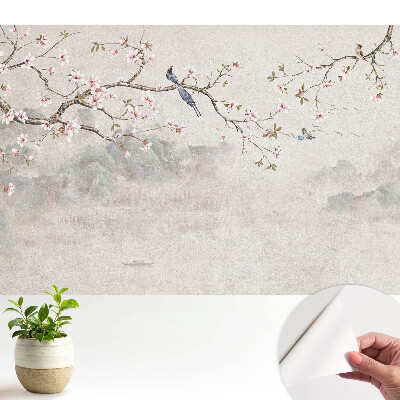 Flori și păsări delicate pe fundalul munților