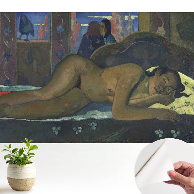 O femeie exotică într-un interior liniștit