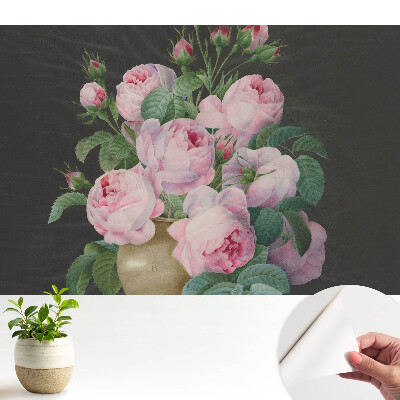 Aranjament cu trandafiri roz într-o vază gri