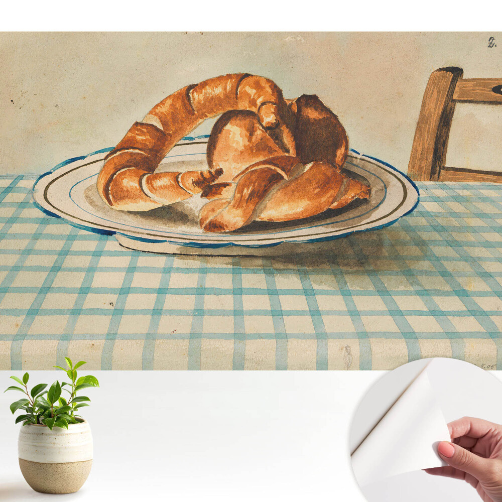 Croissante pe o farfurie așezate pe o masă în carouri