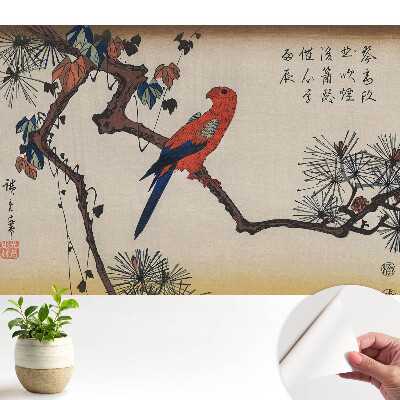 O pasăre colorată pe o creangă de copac