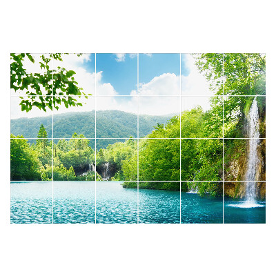 Autocolante pentru gresie Cascade într-un peisaj verde